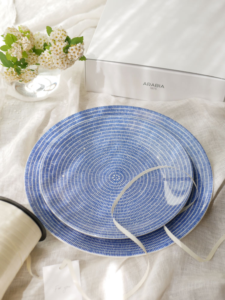 アラビアの24hアベック青色プレートがテーブルウェアとして美しく配置されています。