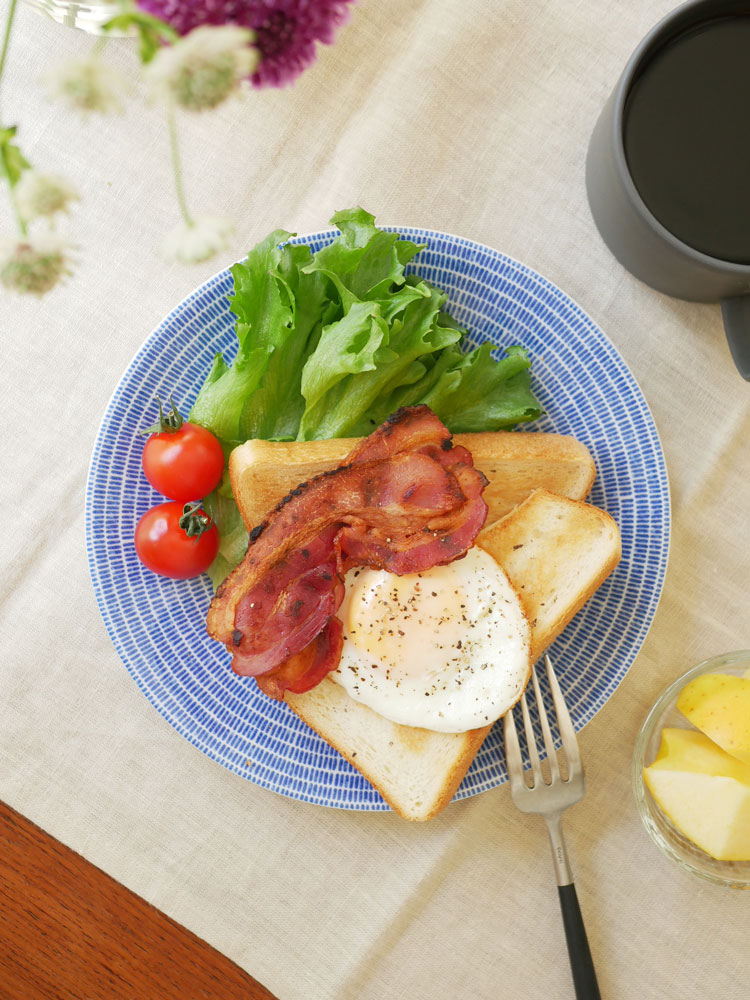 【Arabia/アラビア】24hアベックプレートに盛られたパン、肉、目玉焼きなどの朝食