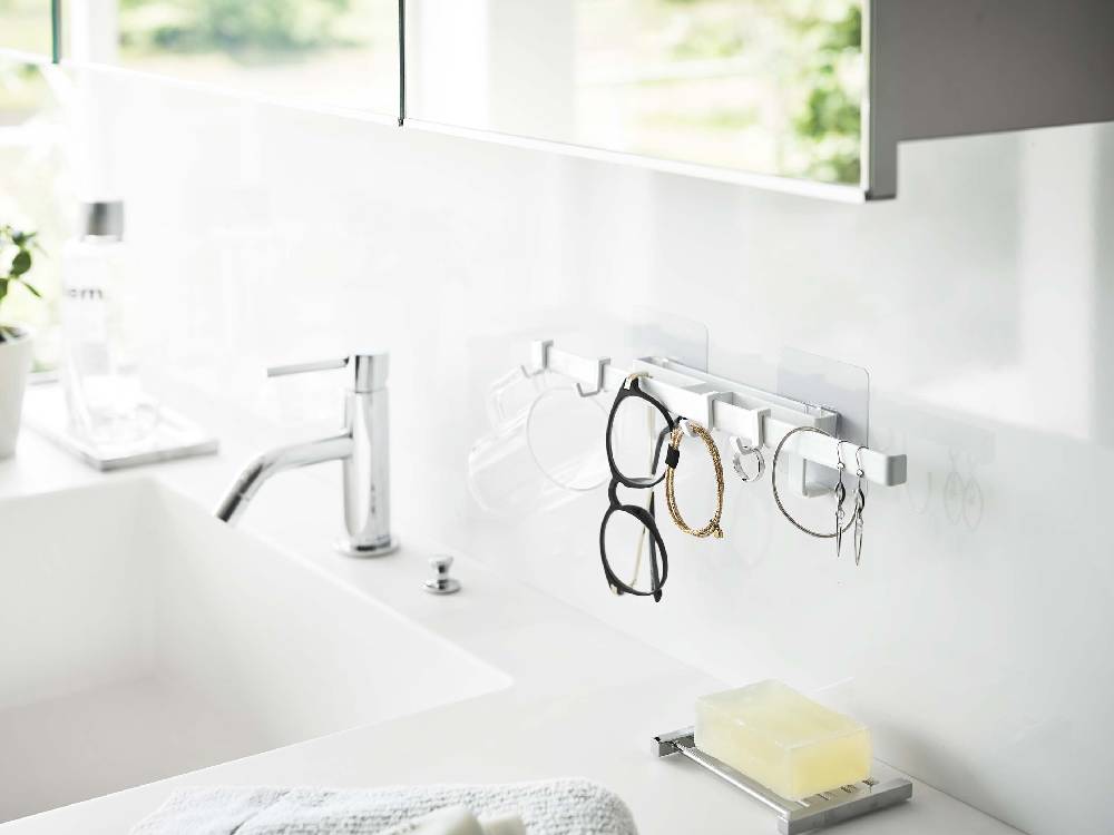浴室のシンク周りに取り付けられた銀色のタワーフィルムフックサニタリーハンガー