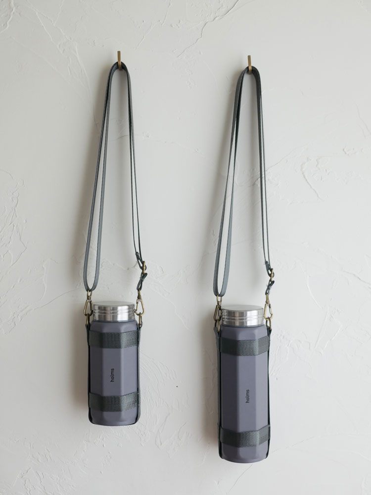 シービージャパンのholmsオクタボトル ロングショルダー、銀色のアルミ製ボトルとショルダーバッグがセットされた商品写真
