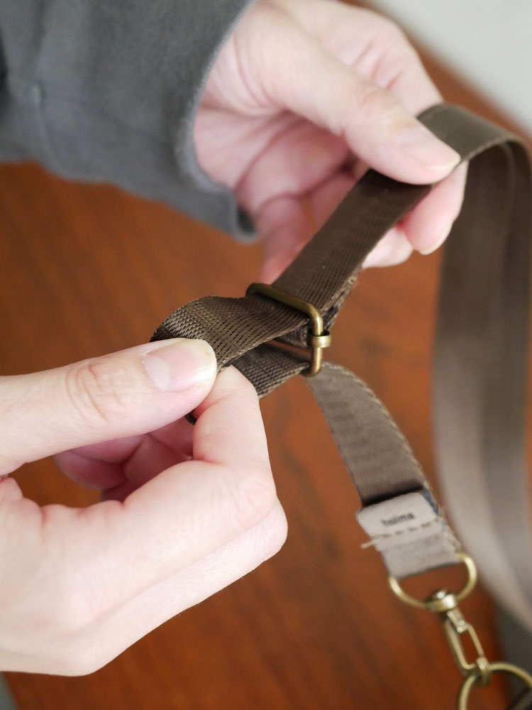 CB JAPANのholmsオクタボトルロングショルダー、レザーストラップとバックル付きのステンレス製ボトル