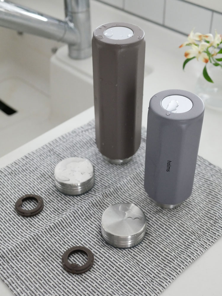 CB JAPANのHolmsオクタボトルロングショルダー、ステンレス製の保温・保冷可能な水筒に長めのショルダーストラップが付いた商品