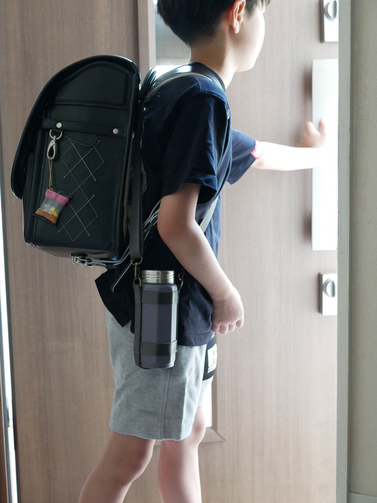 CB JAPANシービージャパンのholmsオクタボトルロングショルダーバッグ。ステンレス製ボトルを収納できるバックパックで、長めのショルダーストラップが特徴です。