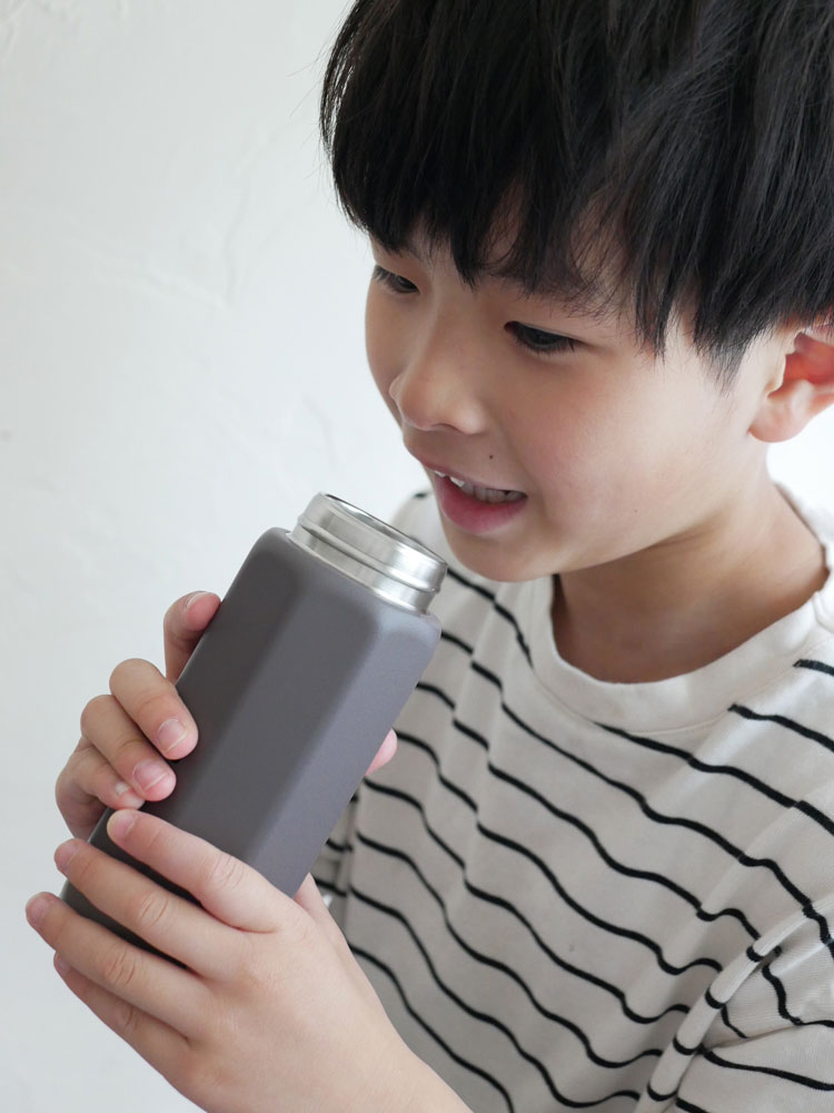 子供が持つホルムス オクタボトル ロングショルダー、蓋付きステンレス製水筒