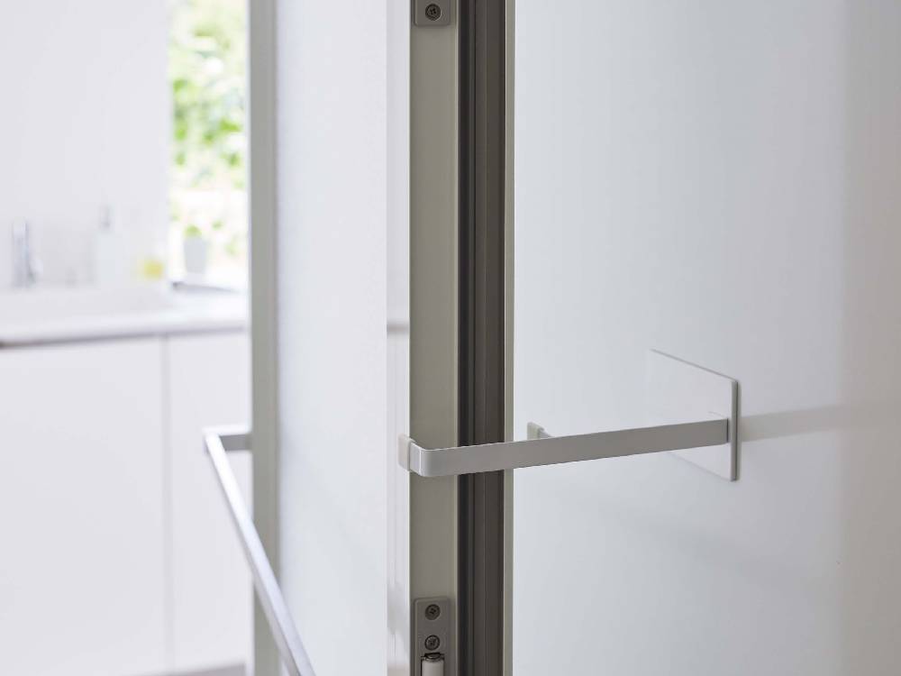 スチール製の浴室ドアに取り付けられたタワー型マグネット浴室扉ストッパー