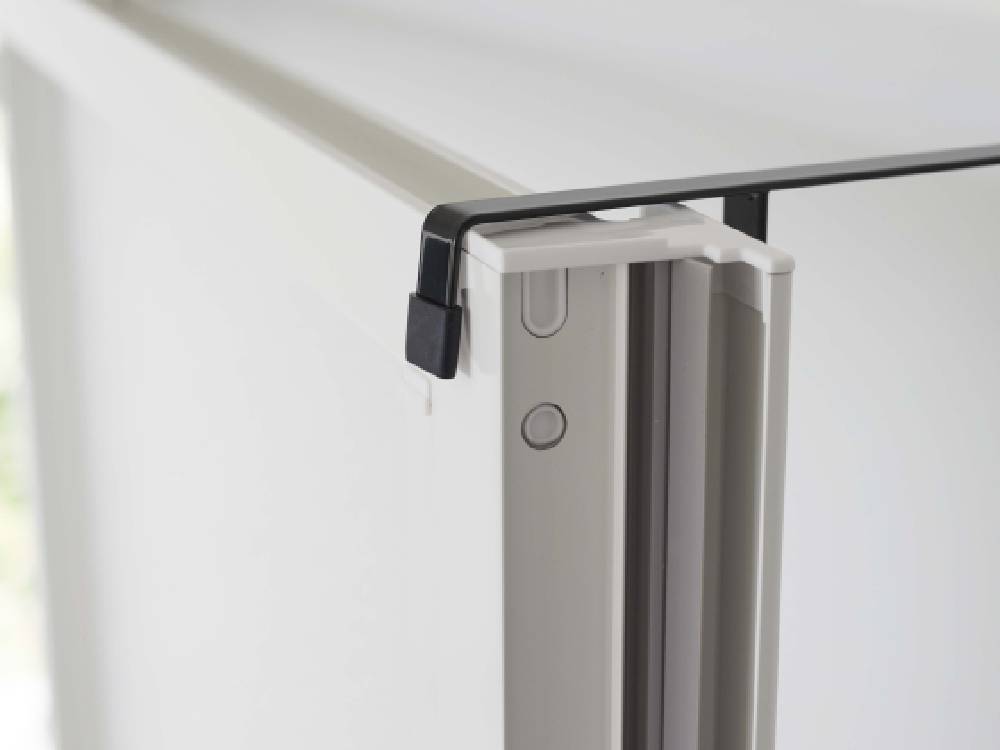 浴室のアルミ製滑り戸に取り付けられたタワーマグネット浴室扉ストッパー