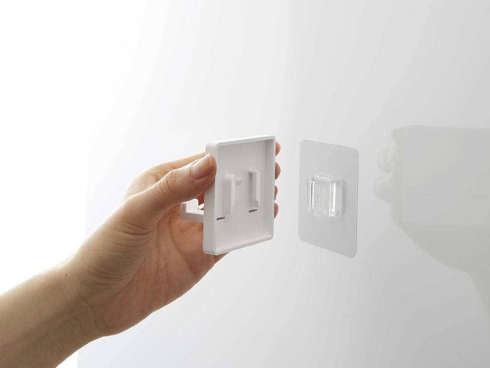 MISTフィルムフック シェーバーホルダーが壁に取り付けられ、シェーバーを掛けている様子