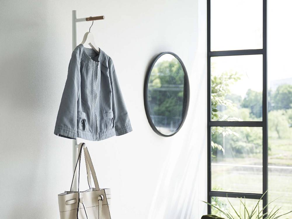 スチール製のタワーハンガーに肩掛けバッグやハンドバッグが掛けられている様子