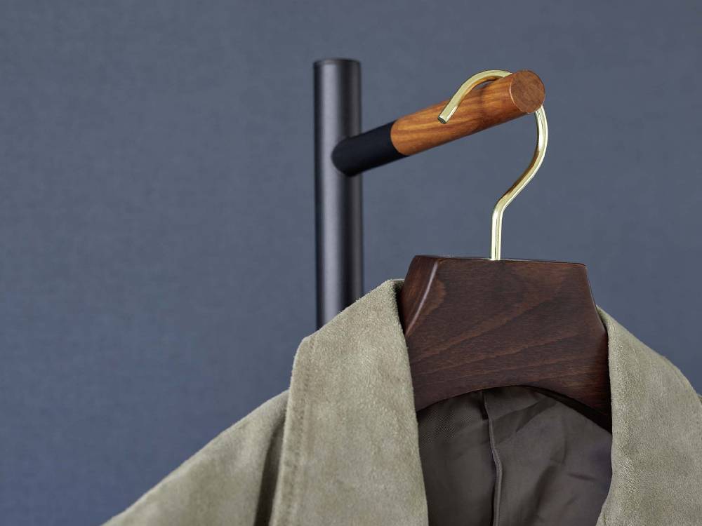 スチール製タワー型エントランスコートハンガー。高さ162.5cmで上部に長いフック、中部に短いフックが配置されています。