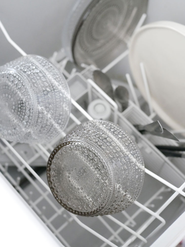 イッタラのカステヘルミ無鉛ガラスボウルがキッチンの食器ラックに置かれている様子