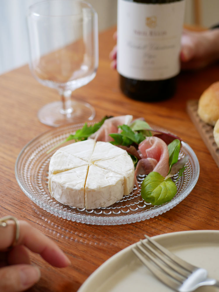 フィンランド製の無鉛ガラスイッタラカステヘルミプレートにパン、チーズ、果物が盛られたテーブルウェア