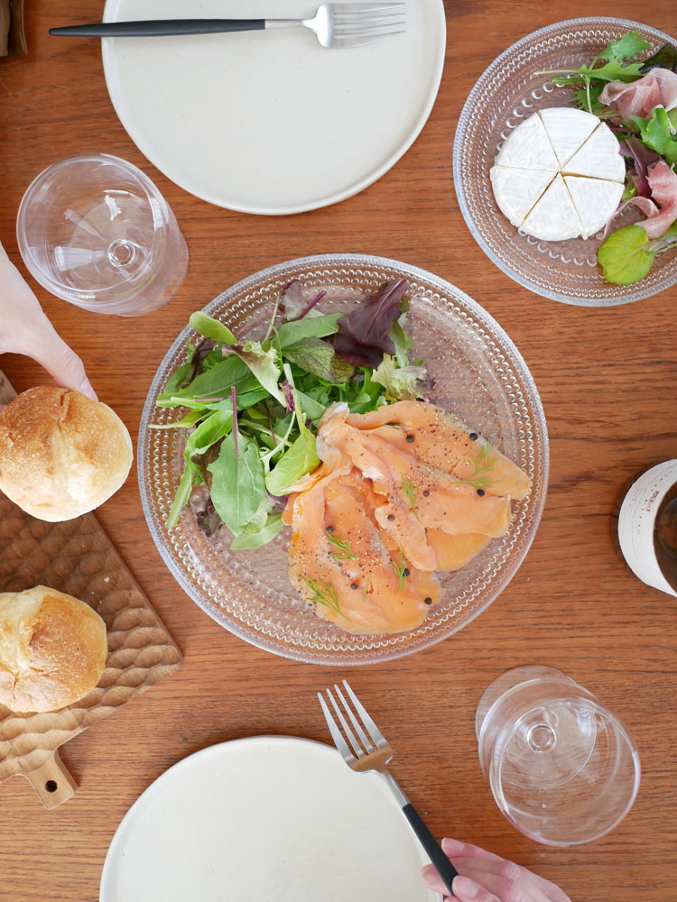 フィンランド製イッタラの無鉛ガラスカステヘルミプレートに盛られた野菜と食卓用食器のセット