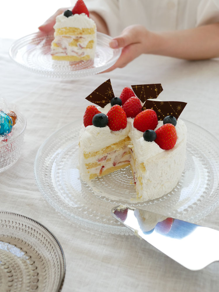 イッタラのカステヘルミプレートに盛られた苺とクリームのデザートケーキ