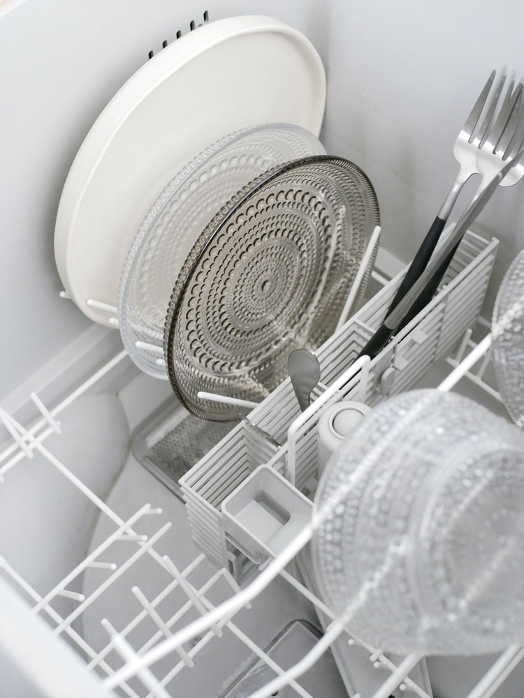 フィンランド製のiittalaカステヘルミプレート、無鉛ガラス製でキッチンの食器ラックに並べられている