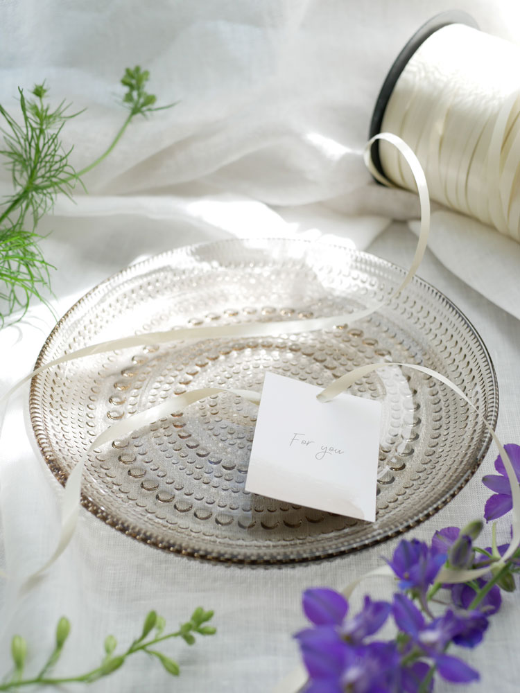 フィンランド製イッタラカステヘルミ無鉛ガラスプレート。直径17cmと24.8cmの2サイズで、食洗機対応。ナチュラルなテーブルセッティングに最適なエレガントなデザイン。