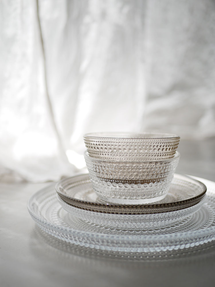 フィンランド製イッタラのカステヘルミ無鉛ガラスプレート、17cmと24.8cmのディナーウェアセット