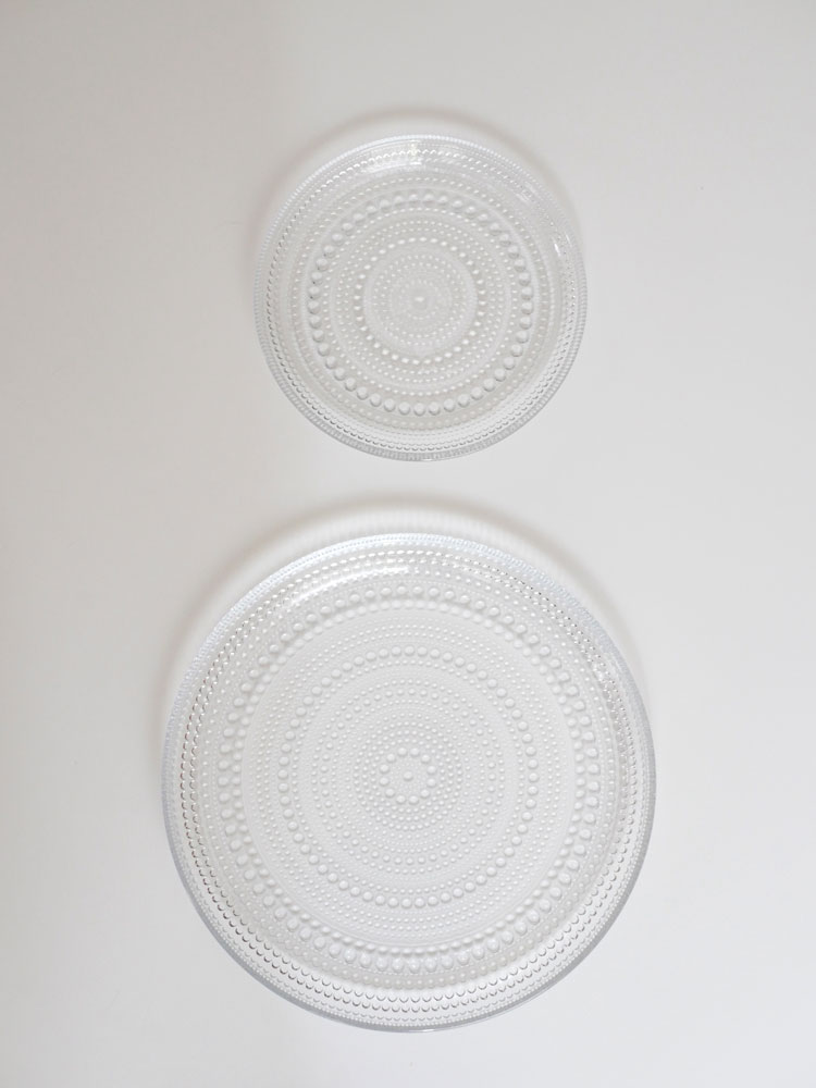 フィンランド製イッタラの無鉛ガラス製カステヘルミオーバルサービングトレイがテーブルに置かれている