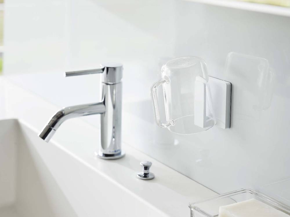 浴室の壁に取り付けられた【MIST/ミスト】フィルムフック タンブラーホルダー