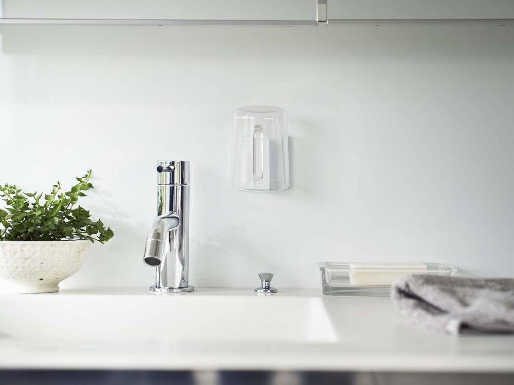 キッチンカウンターに設置された【MIST/ミスト】フィルムフック タンブラーホルダーとシンク、蛇口