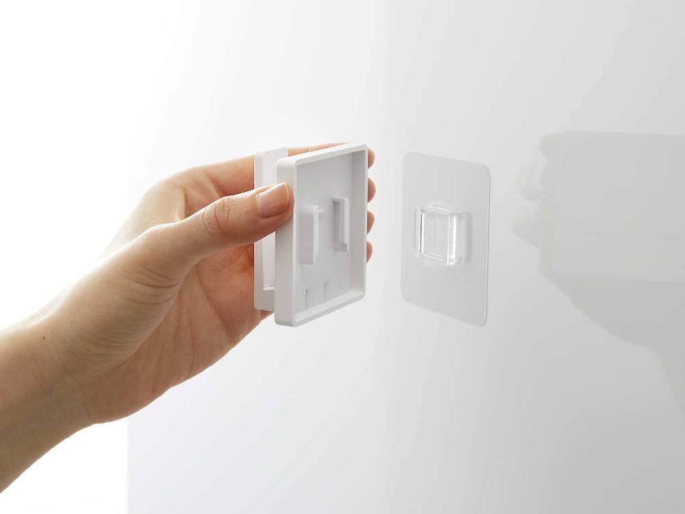 MISTのフィルムフック タンブラーホルダー、白色のプラスチック製で壁に取り付け可能なホルダー