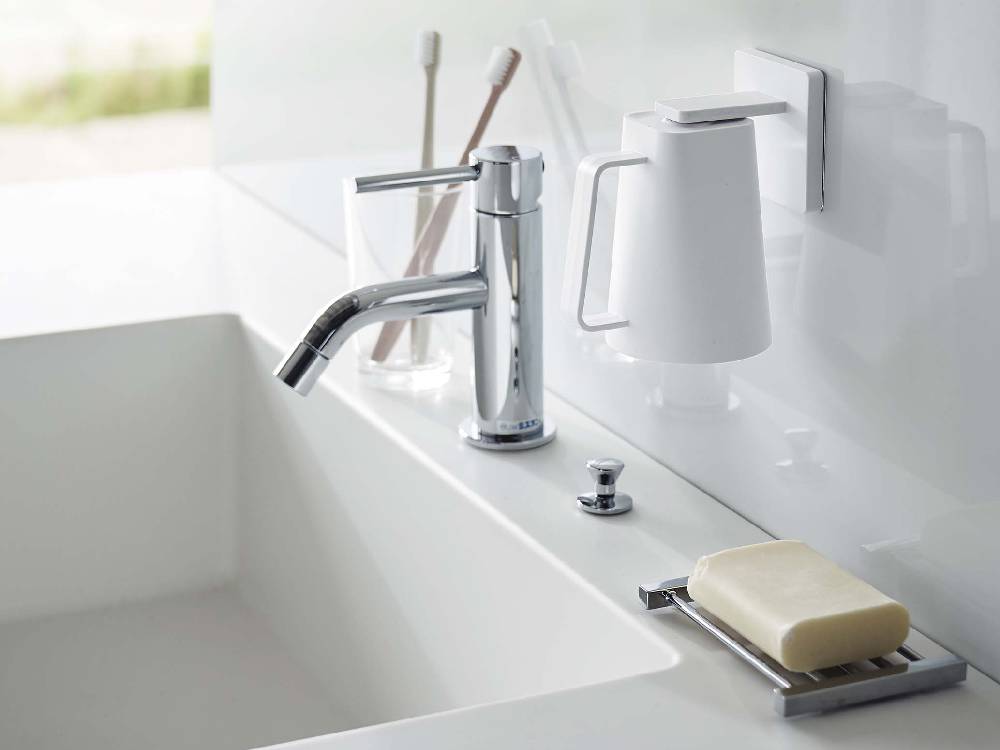 浴室のシンクに取り付けられた【MIST/ミスト】フィルムフック マグネットタンブラーと蛇口、観葉植物が配置された様子