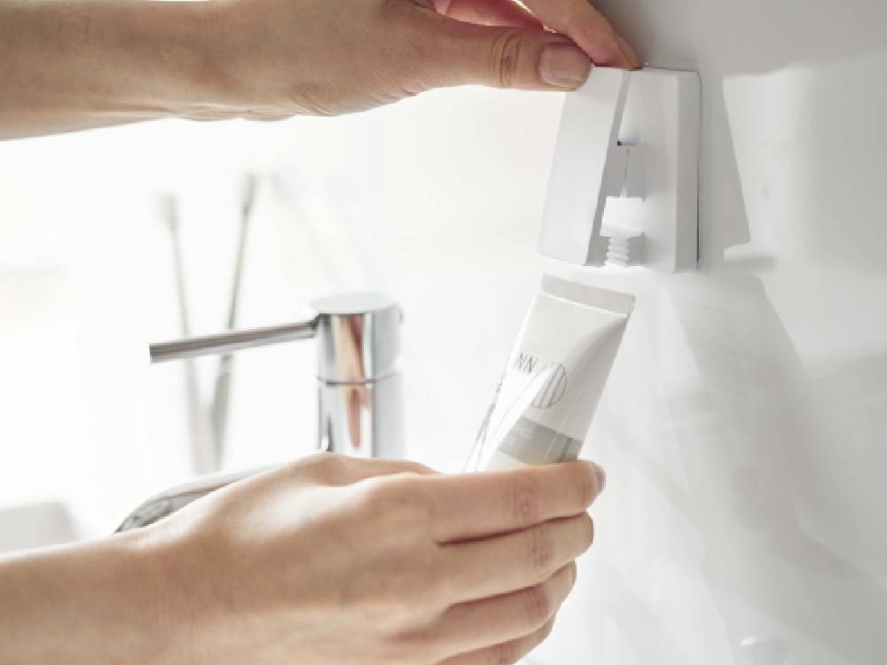 ミストのフィルムフックワイドクリップ2個組が蛇口近くの光沢のある平らな壁に取り付けられている様子