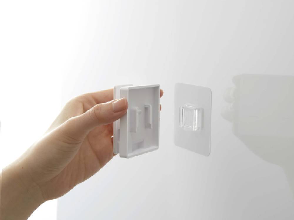 MIST/ミストのフィルムフック ワイドクリップ2個組が光沢のある壁面に取り付けられている様子