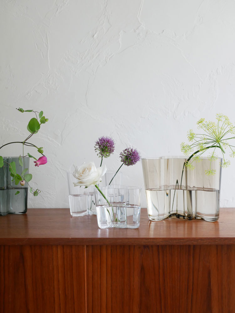 ピンクの切り花がイッタラのアルヴァ・アアルトコレクションベースに生けられたフラワーアレンジメント