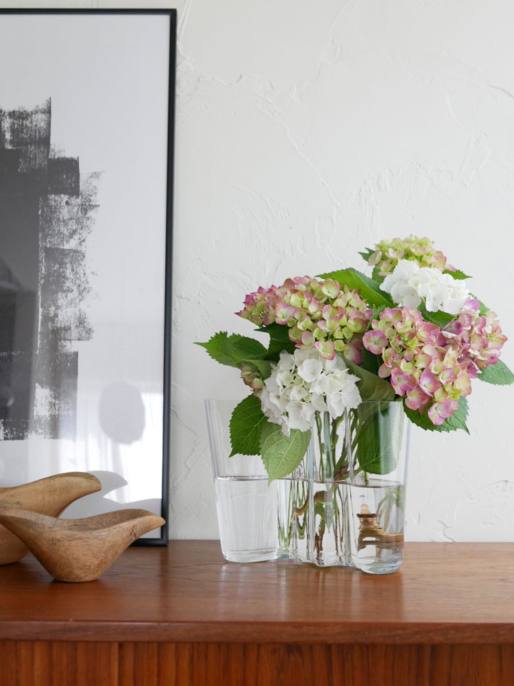 フィンランド製イッタラ アルヴァ・アアルト コレクションの無鉛ガラス花瓶にピンクの切り花がアレンジされた花束