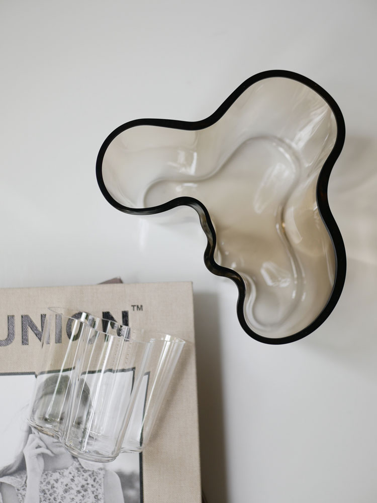 イッタラのアルヴァ・アアルトコレクション無鉛ガラス製ベースを複数サイズで陳列した静物写真