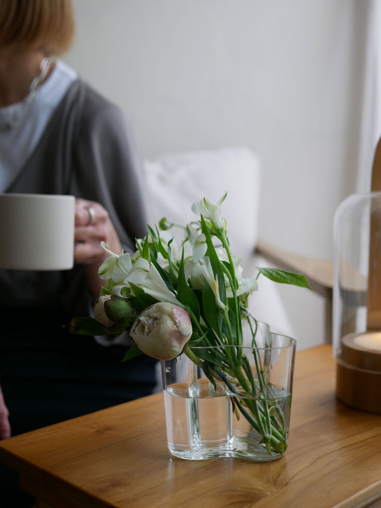 iittalaイッタラのアルヴァ・アアルトコレクション無鉛ガラス花瓶に美しくアレンジされた花束