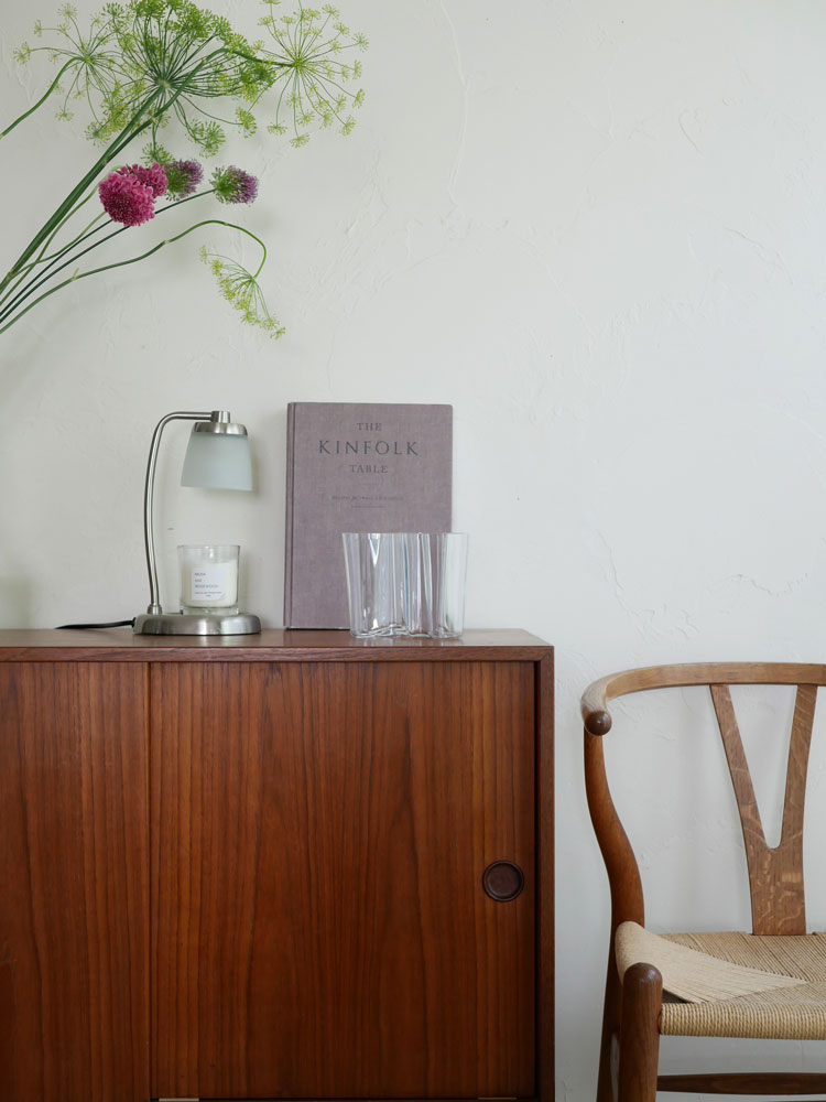 フィンランド製イッタラ アルヴァ・アアルト コレクションの無鉛ガラスベースが木製のブラウンキャビネットの上に配置されたインテリアデザイン