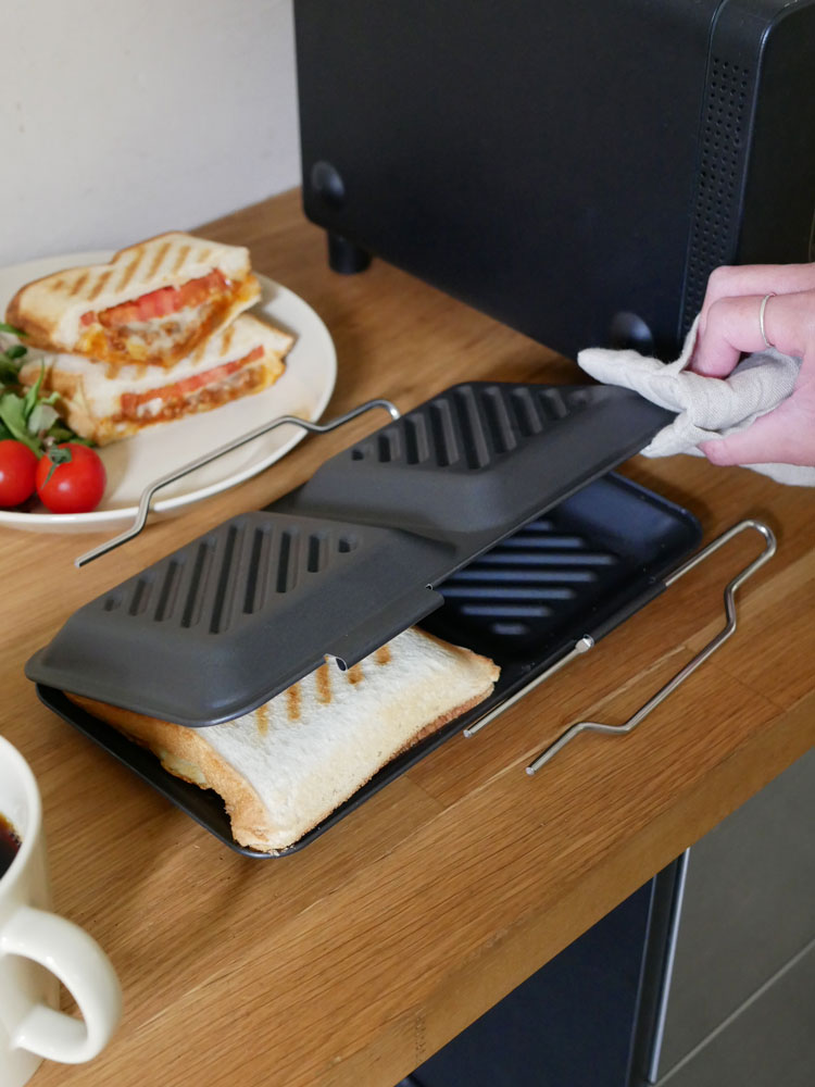 下村企販のグリルdeクック ホットサンドパンと焼きたてのホットサンドが写っているキッチンの様子