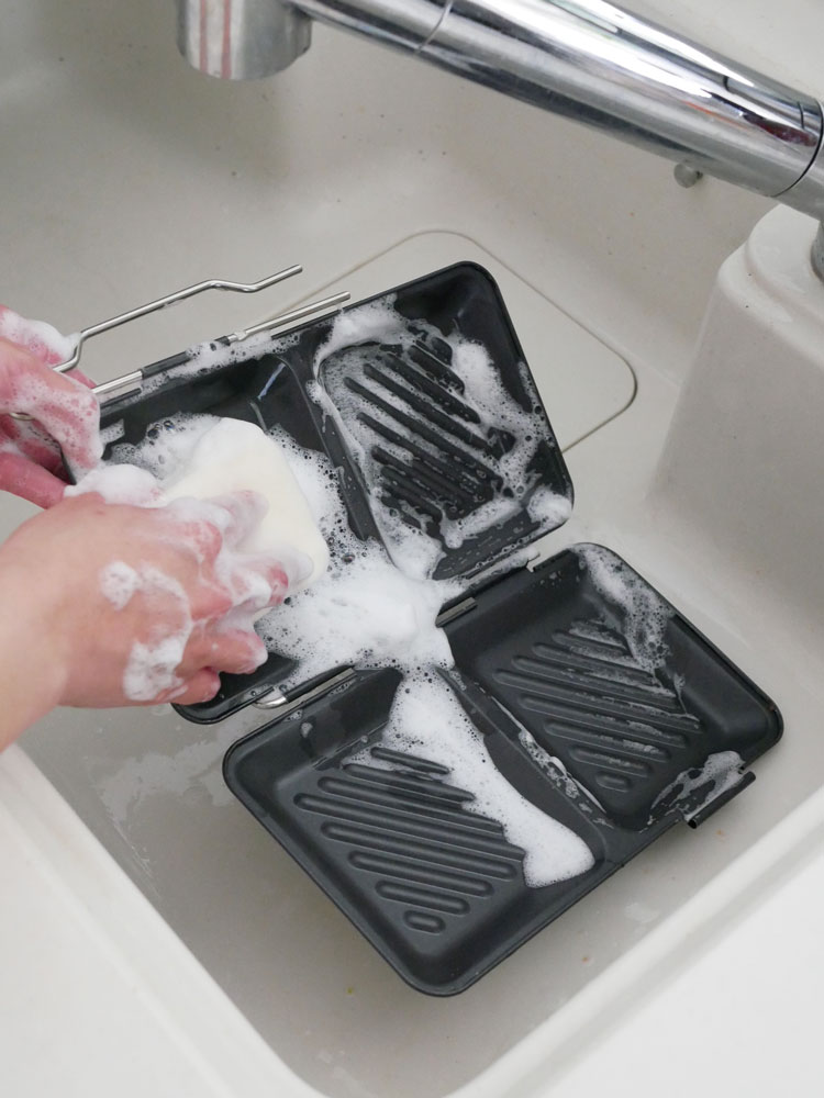 ステンレス製の【下村企販】グリルdeクック ホットサンドパンが魚焼きグリル上に置かれているキッチン用品