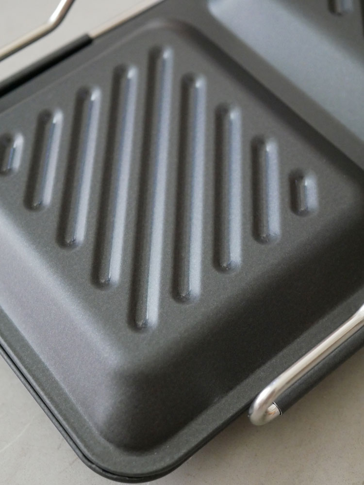 下村企販のグリルdeクック ホットサンドパン。銀色のステンレス製でフッ素樹脂加工された小型キッチン用調理器具、魚焼きグリルやオーブントースターに対応。