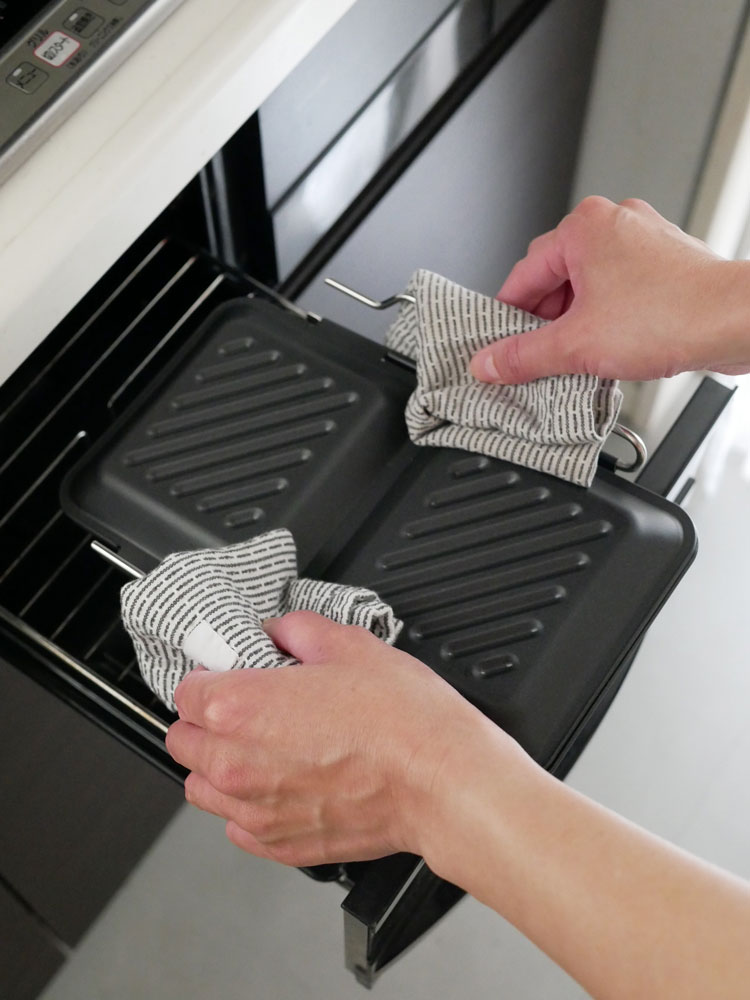 下村企販のグリルdeクック ホットサンドパン。銀色のステンレス製小型キッチン家電で、パンを焼くワッフルアイロンタイプ。