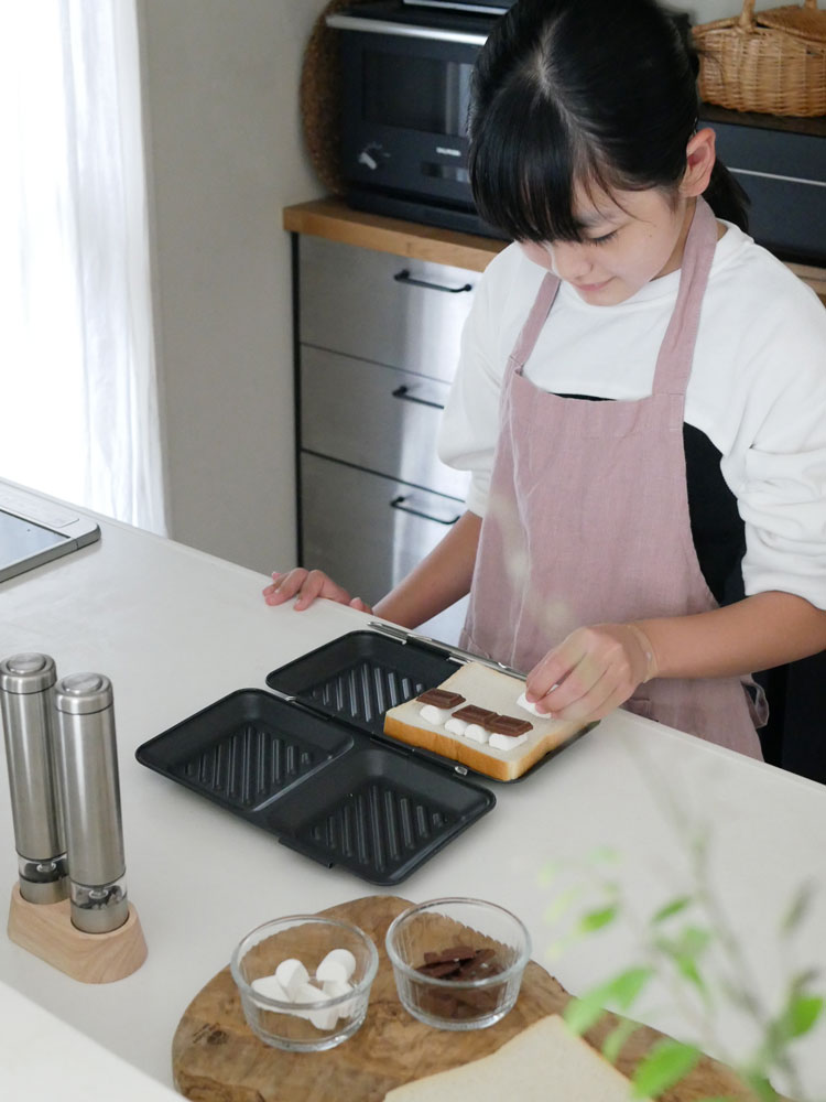 下村企販のグリルdeクック ホットサンドパンでホットサンドを調理しているキッチンの様子