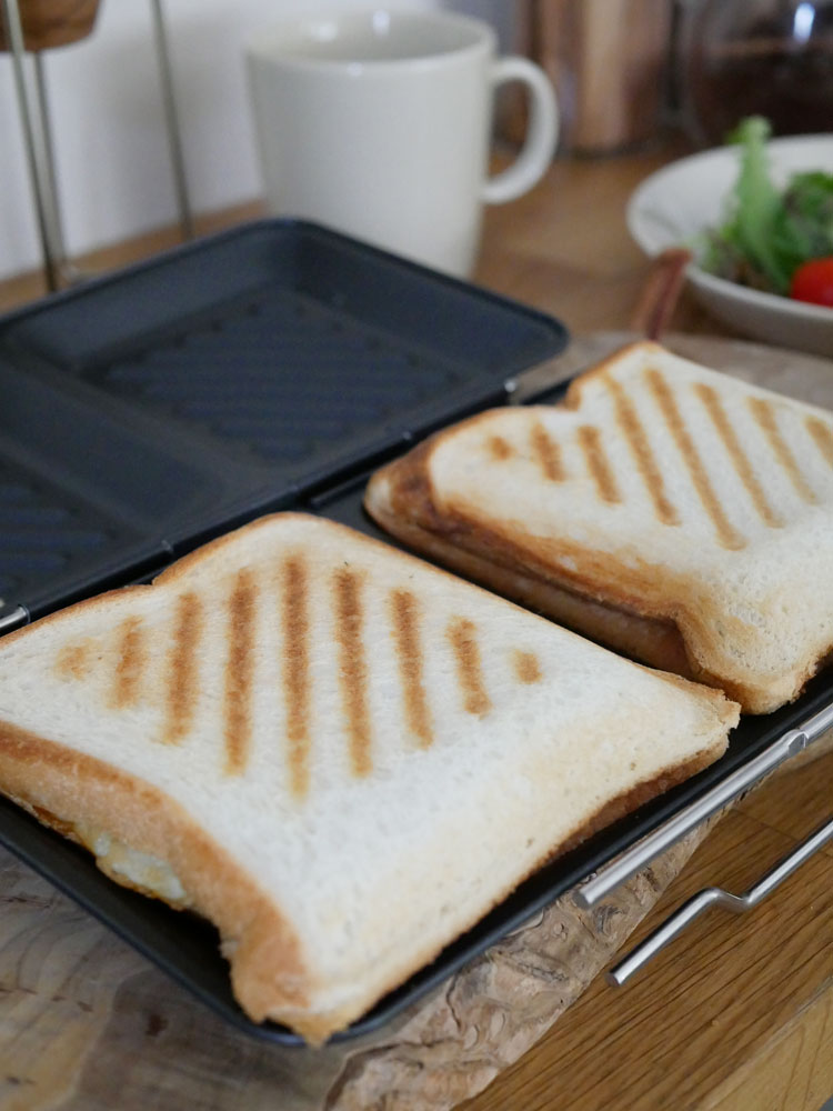 【下村企販】グリルdeクック ホットサンドパンで焼かれたチーズとハムが挟まったホットサンドの写真