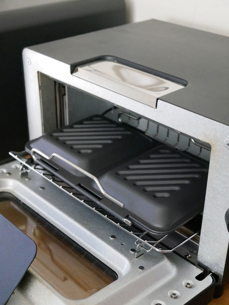 下村企販のグリルdeクック ホットサンドパンが魚焼きグリル上で調理に使用されている様子