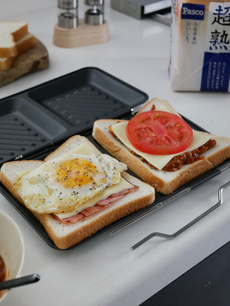 下村企販のグリルdeクック ホットサンドパンを使用して魚焼きグリル上でホットサンドを焼いている様子