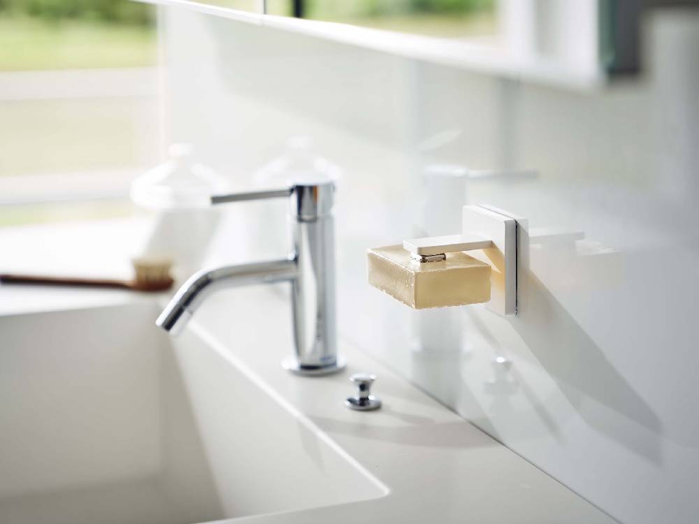 バスルームの洗面台に取り付けられたMISTフィルムフックマグネット石鹸ホルダー