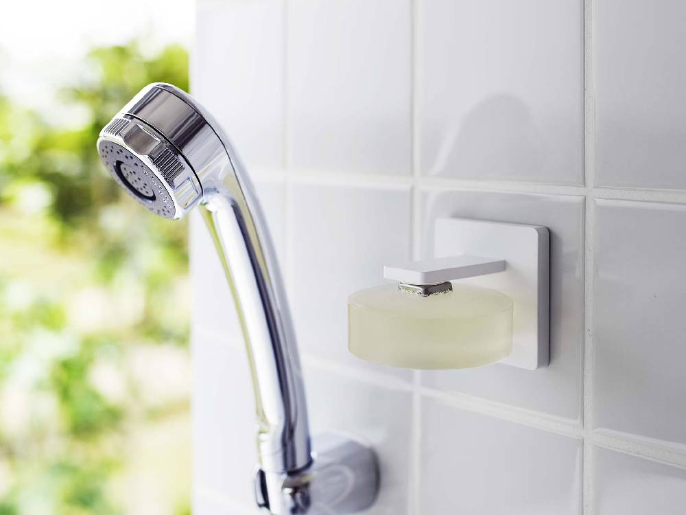 MISTフィルムフックにマグネットで固定された石鹸ホルダーがバスルームの洗面台に設置されている