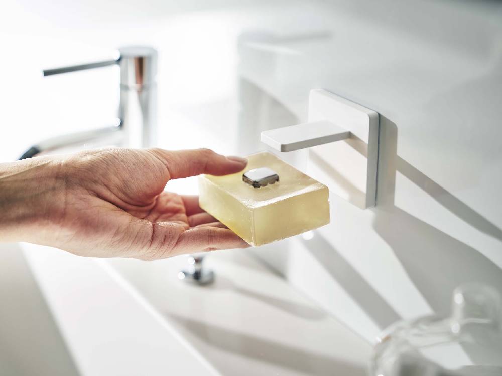 【MIST/ミスト】フィルムフック マグネット石鹸ホルダーがシンクと蛇口の近くの壁に取り付けられている様子