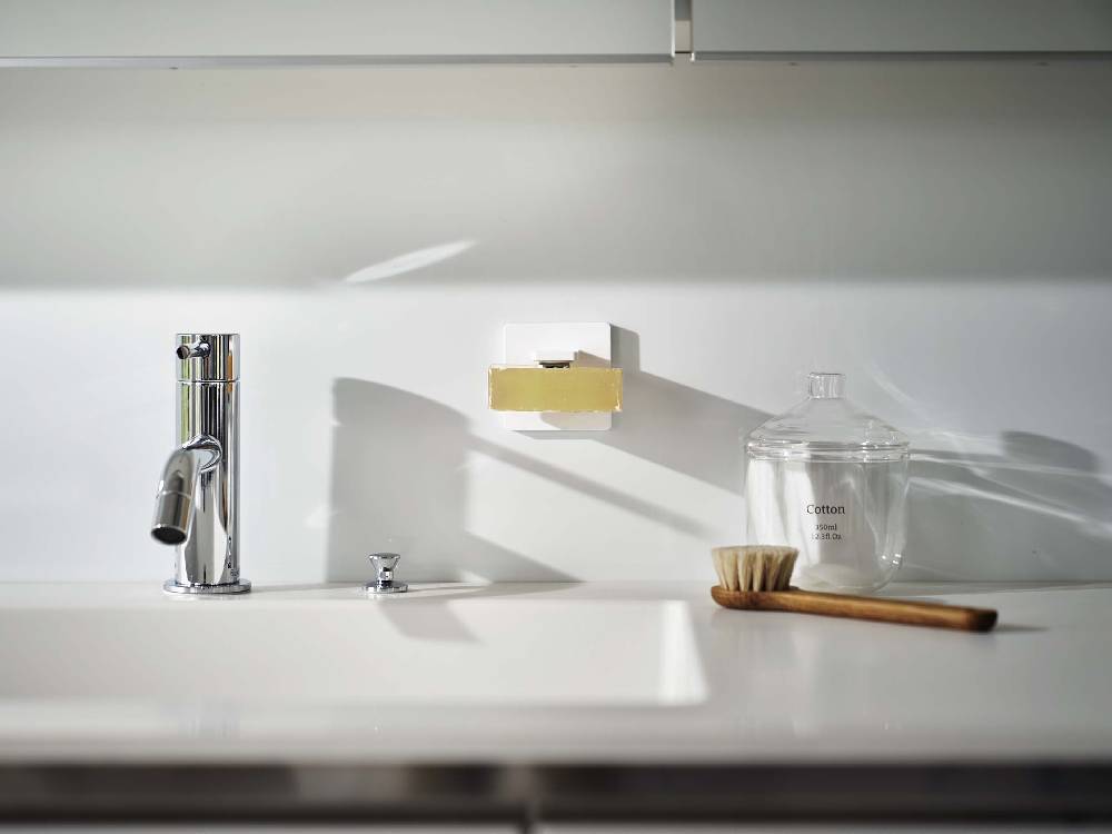 MISTブランドのフィルムフックとマグネット付き石鹸ホルダー。ABS樹脂製ホルダーにマグネットが組み込まれ、ステンレス製の石鹸ホルダーが取り付けられているシンプルなデザイン。