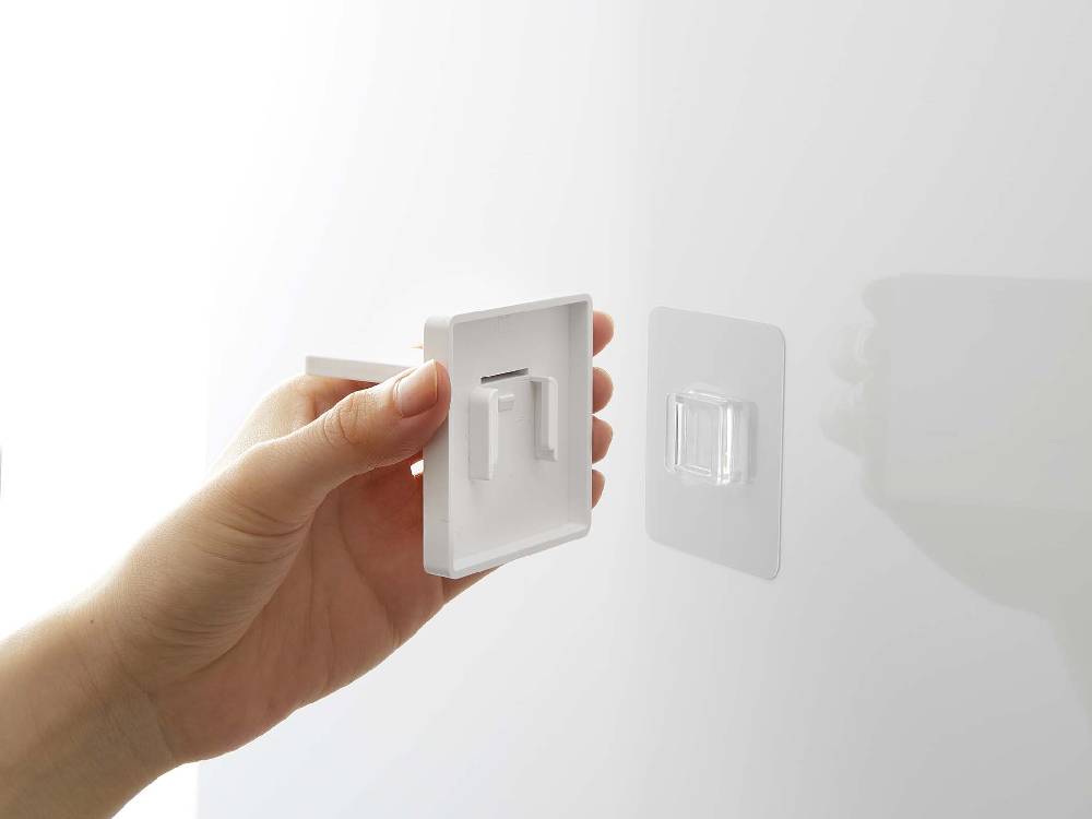 MIST/ミストのマグネット式フィルムフックに取り付けられたステンレス製石鹸ホルダー