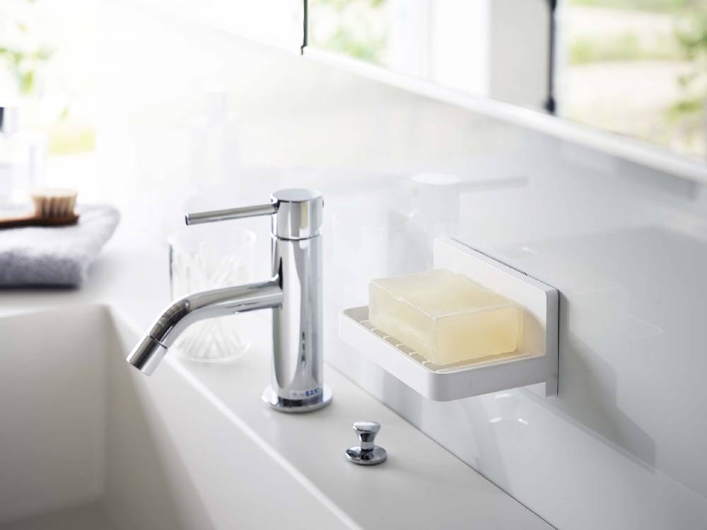 壁に設置された水が流れるソープトレーとフィルムフック