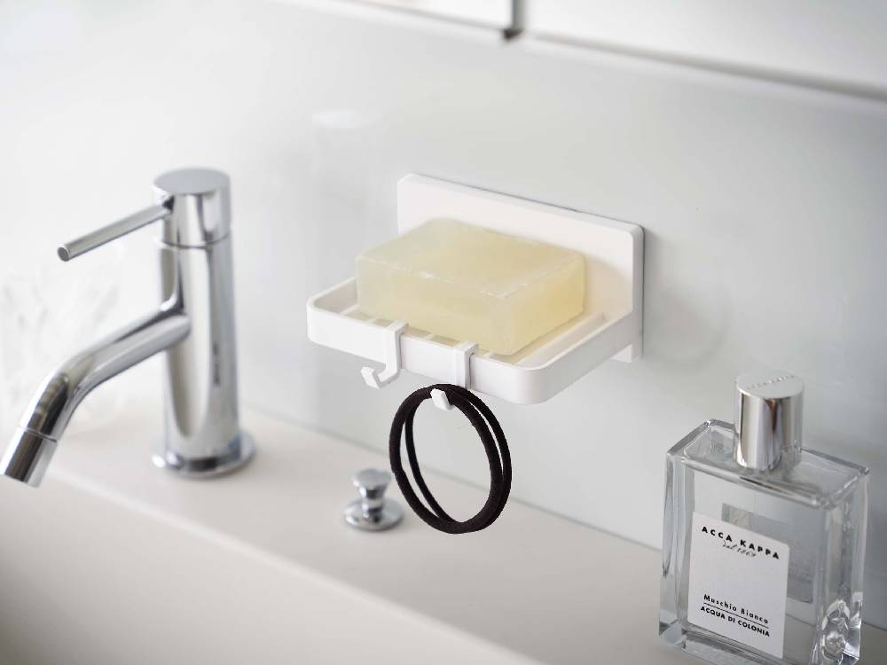 ミストフィルムフック対応の水が流れるソープトレーと蛇口が洗面台に設置された浴室の様子