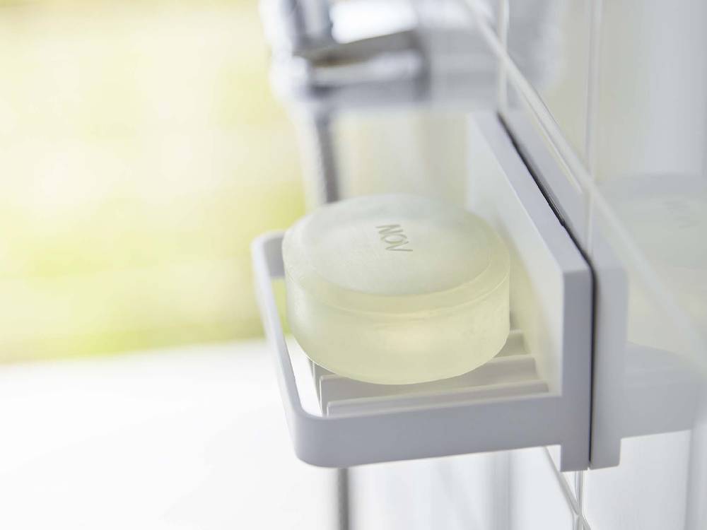 フィルムフック付きの水が流れるソープトレーがガラス製の棚に設置されている様子