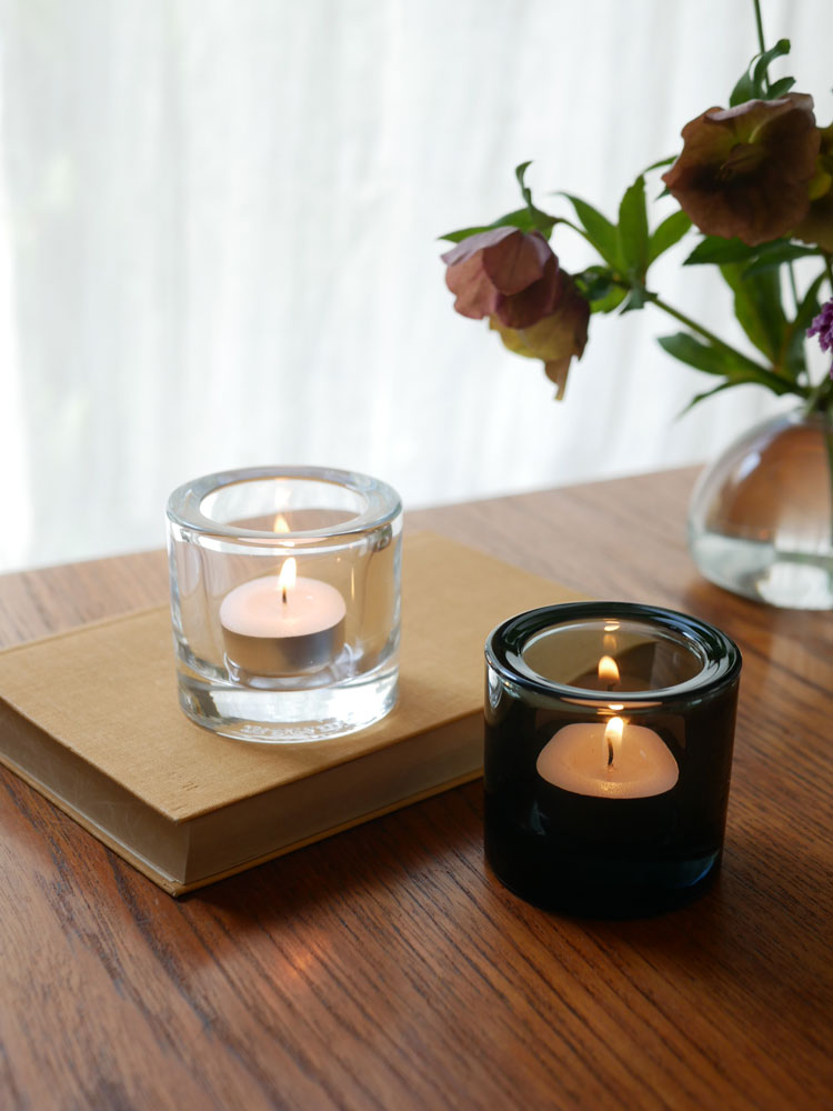 フィンランド製の無鉛ガラスキビデザインキャンドルホルダー（約φ65×H60mm）がキャンドルと共に配置されている