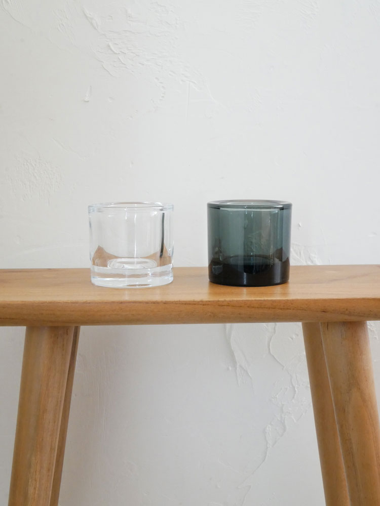 フィンランド製イッタラの無鉛ガラスキビキャンドルホルダーにキャンドルがセットされた様子